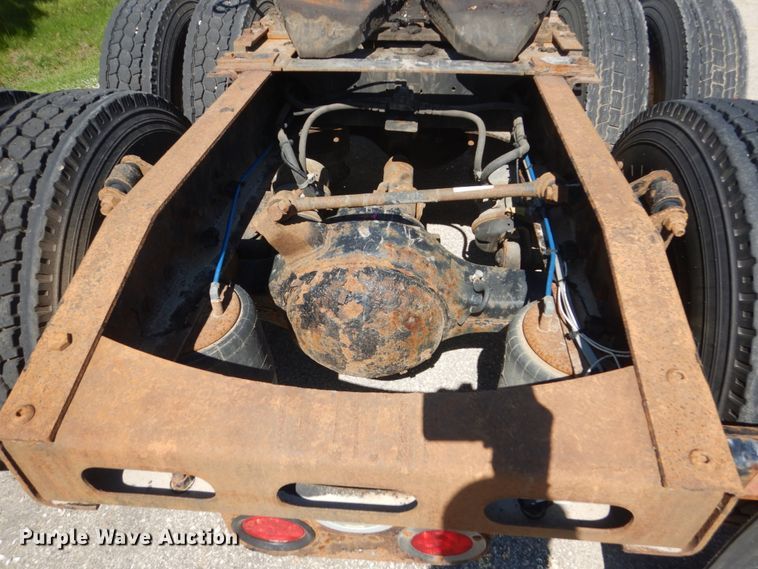 image for item GW9957 2005 Freightliner Columbia  semi truck