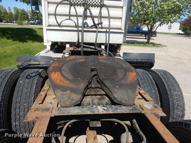 image for item GW9957 2005 Freightliner Columbia  semi truck