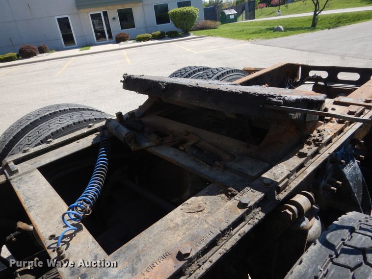 image for item GW9957 2005 Freightliner Columbia  semi truck