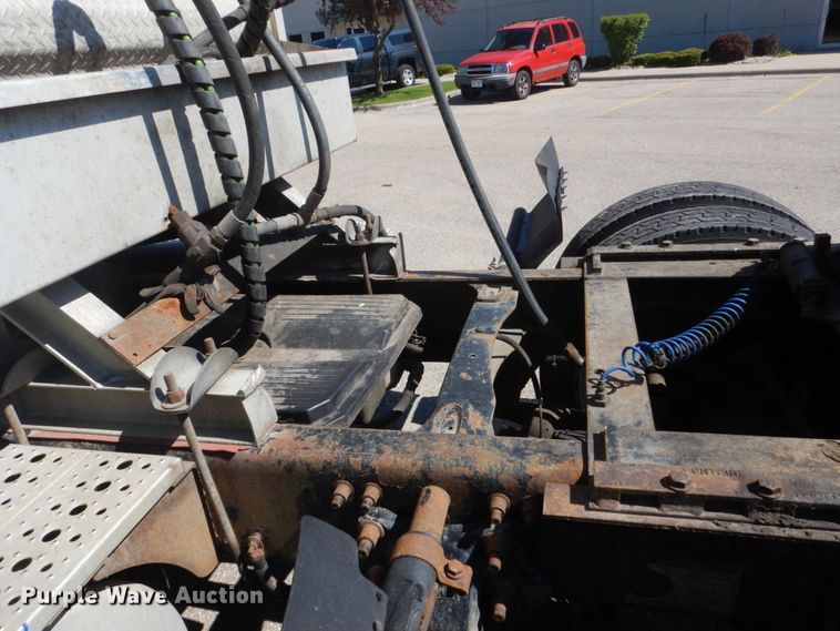 image for item GW9957 2005 Freightliner Columbia  semi truck