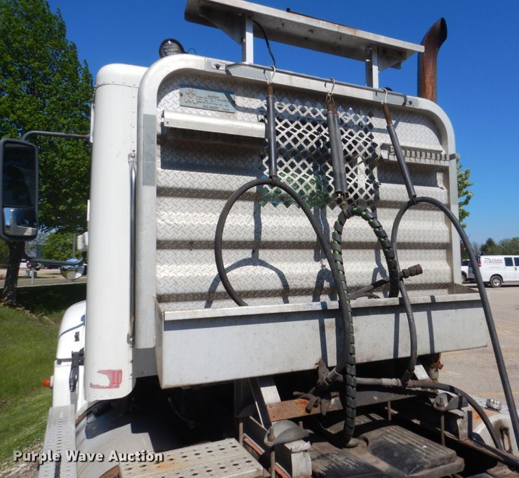 image for item GW9957 2005 Freightliner Columbia  semi truck