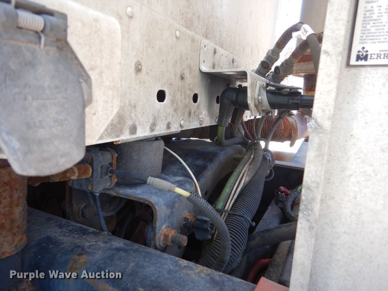 image for item GW9957 2005 Freightliner Columbia  semi truck