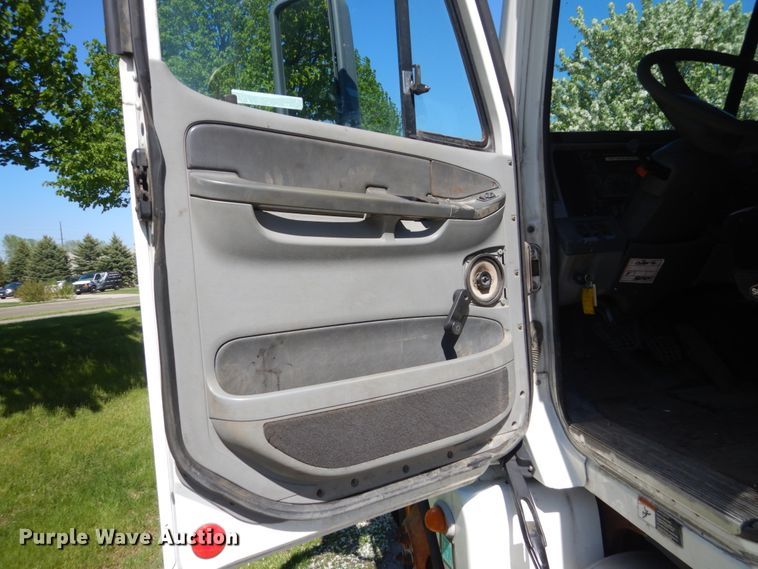 image for item GW9957 2005 Freightliner Columbia  semi truck