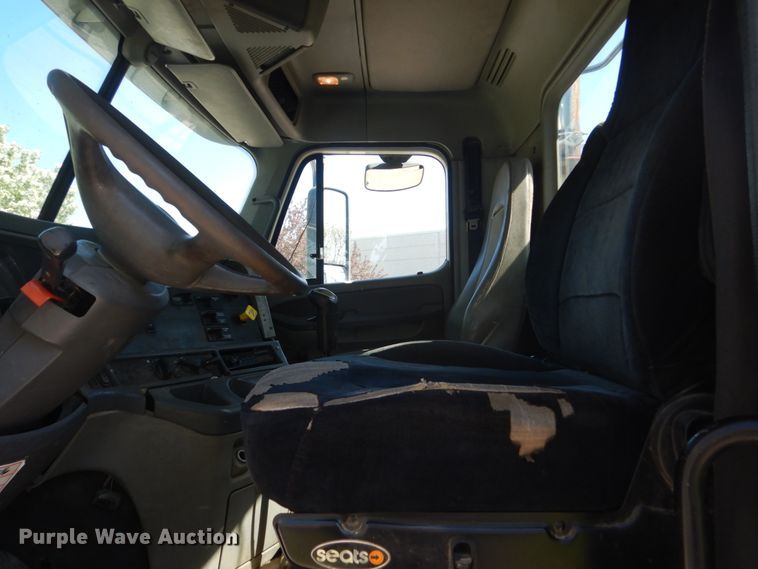 image for item GW9957 2005 Freightliner Columbia  semi truck