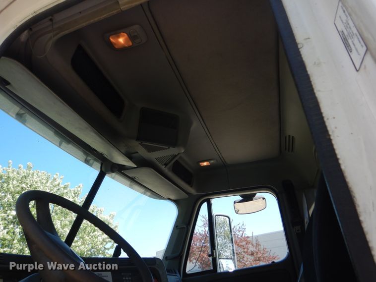 image for item GW9957 2005 Freightliner Columbia  semi truck