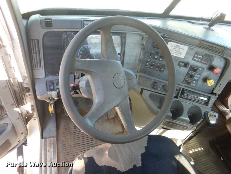 image for item GW9957 2005 Freightliner Columbia  semi truck