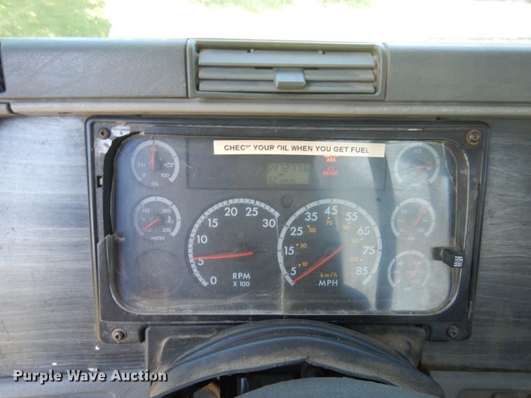 image for item GW9957 2005 Freightliner Columbia  semi truck