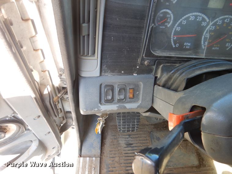 image for item GW9957 2005 Freightliner Columbia  semi truck