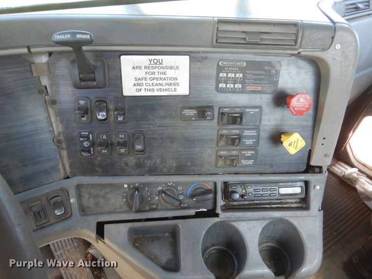 image for item GW9957 2005 Freightliner Columbia  semi truck