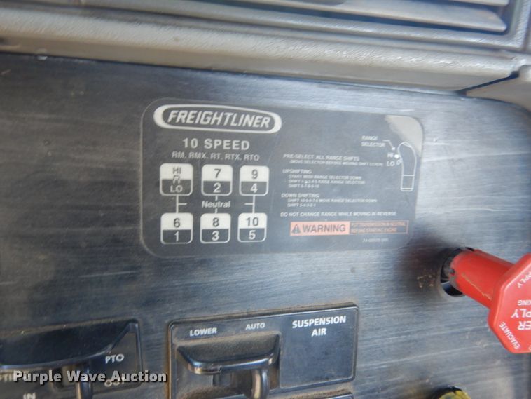 image for item GW9957 2005 Freightliner Columbia  semi truck