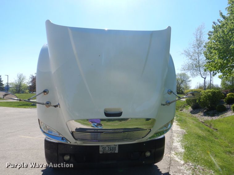 image for item GW9957 2005 Freightliner Columbia  semi truck