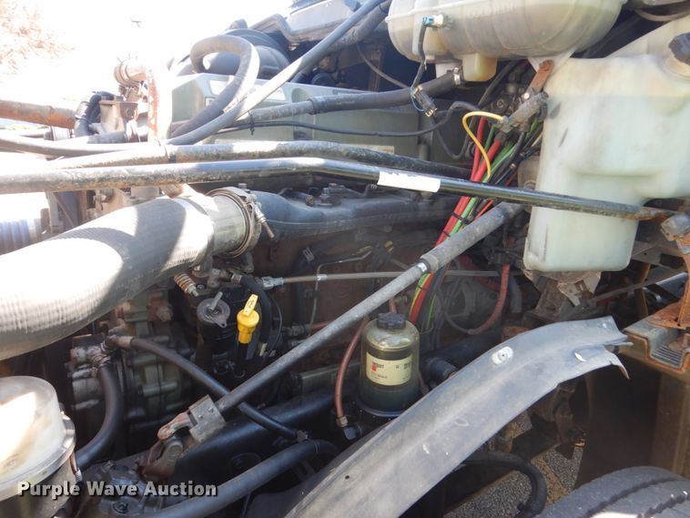 image for item GW9957 2005 Freightliner Columbia  semi truck