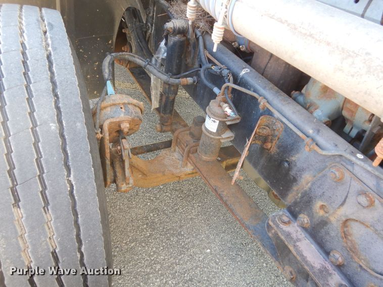 image for item GW9957 2005 Freightliner Columbia  semi truck