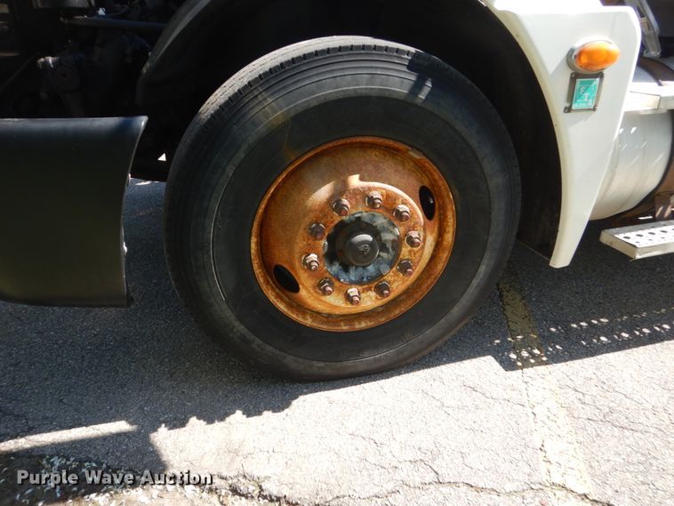 image for item GW9957 2005 Freightliner Columbia  semi truck