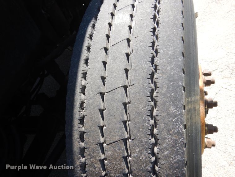 image for item GW9957 2005 Freightliner Columbia  semi truck