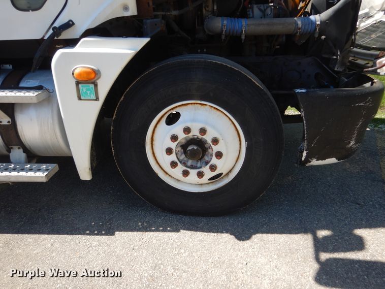 image for item GW9957 2005 Freightliner Columbia  semi truck