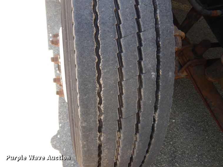 image for item GW9957 2005 Freightliner Columbia  semi truck