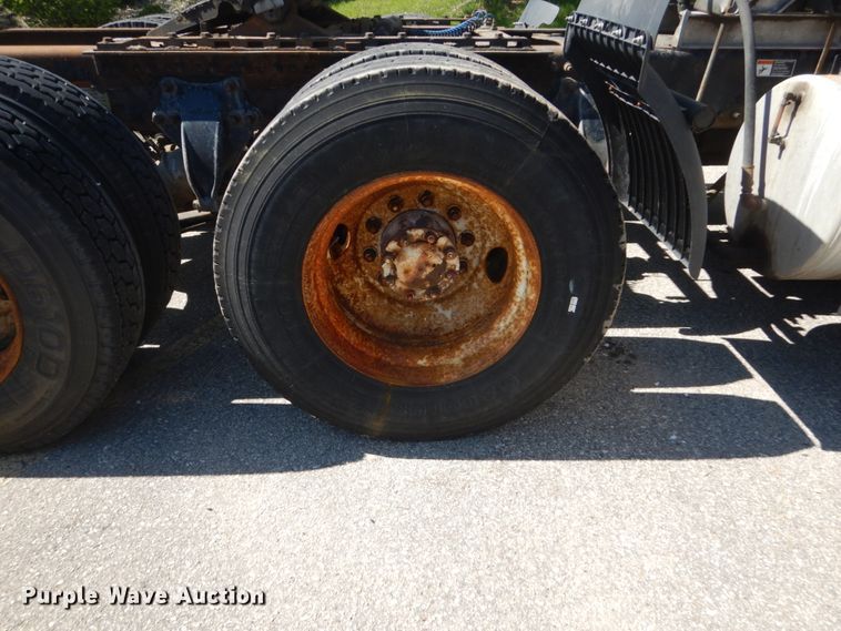 image for item GW9957 2005 Freightliner Columbia  semi truck