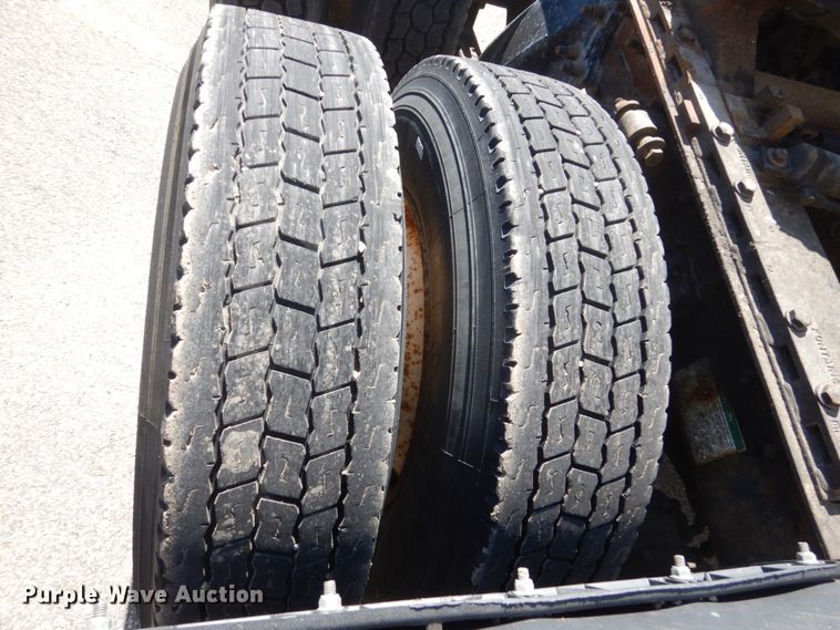 image for item GW9957 2005 Freightliner Columbia  semi truck