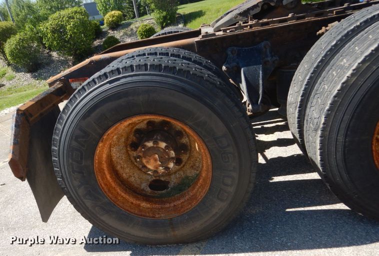 image for item GW9957 2005 Freightliner Columbia  semi truck