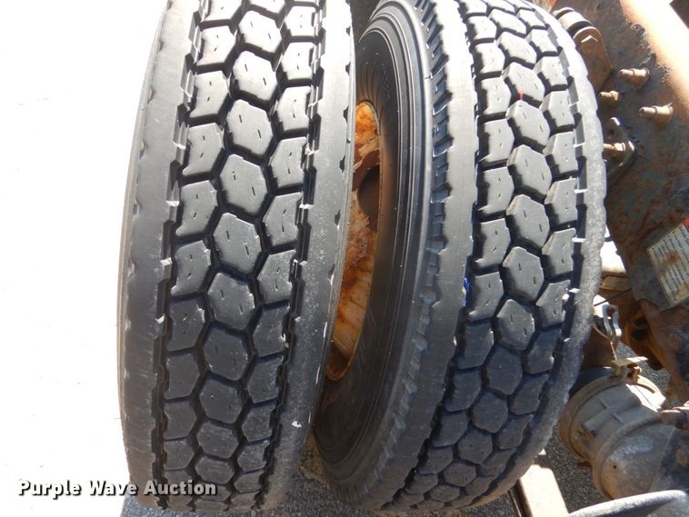 image for item GW9957 2005 Freightliner Columbia  semi truck