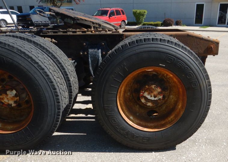 image for item GW9957 2005 Freightliner Columbia  semi truck