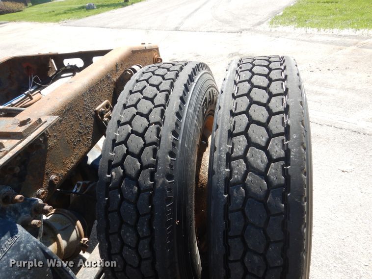 image for item GW9957 2005 Freightliner Columbia  semi truck