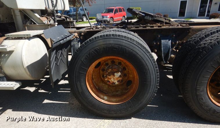 image for item GW9957 2005 Freightliner Columbia  semi truck