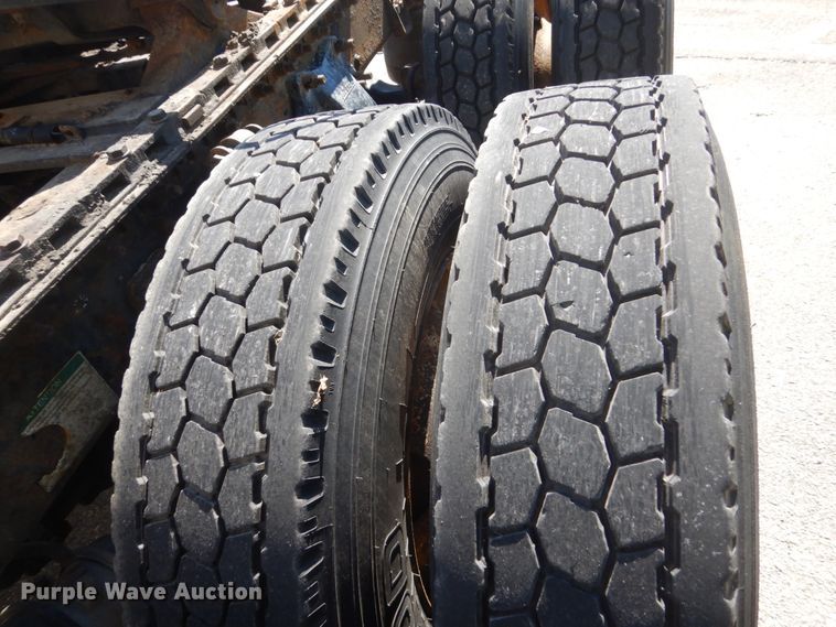 image for item GW9957 2005 Freightliner Columbia  semi truck