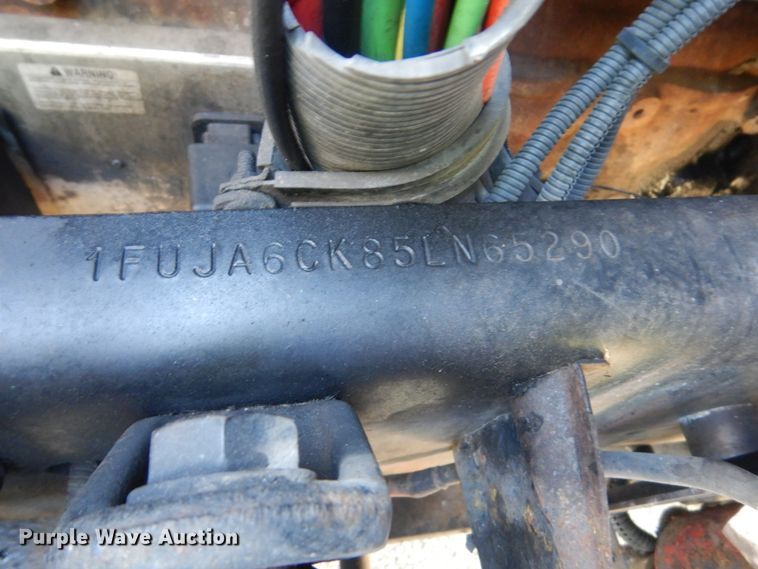 image for item GW9957 2005 Freightliner Columbia  semi truck