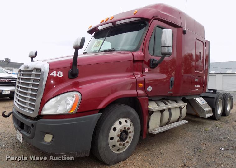 image for item H1469 2012 Freightliner Cascadia  semi truck