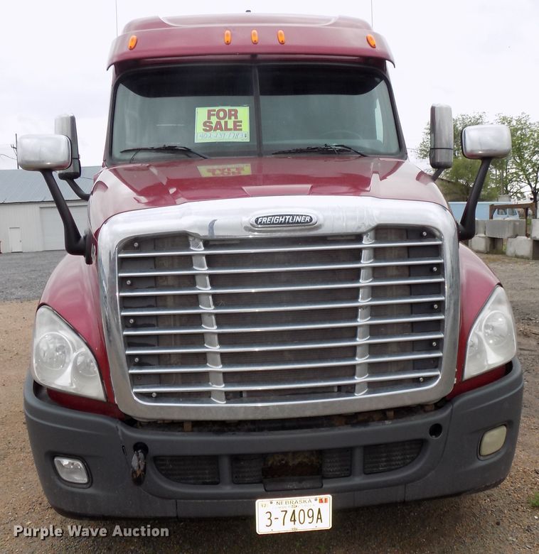 image for item H1469 2012 Freightliner Cascadia  semi truck