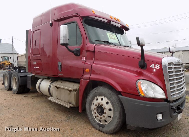 image for item H1469 2012 Freightliner Cascadia  semi truck