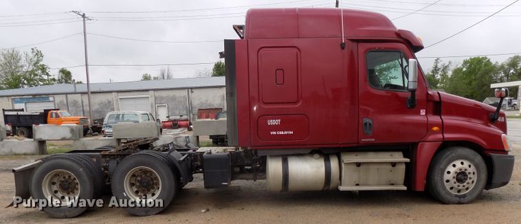 image for item H1469 2012 Freightliner Cascadia  semi truck