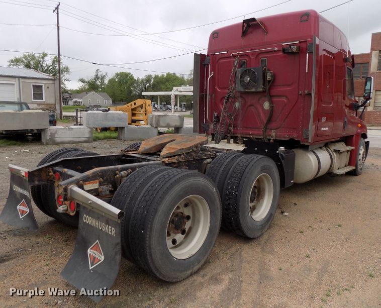 image for item H1469 2012 Freightliner Cascadia  semi truck