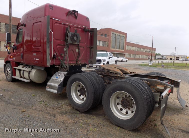 image for item H1469 2012 Freightliner Cascadia  semi truck