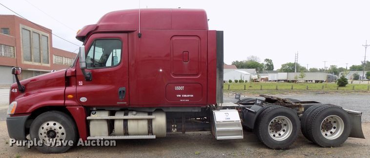 image for item H1469 2012 Freightliner Cascadia  semi truck