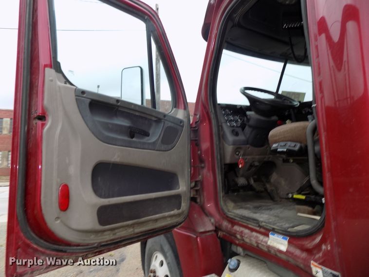 image for item H1469 2012 Freightliner Cascadia  semi truck