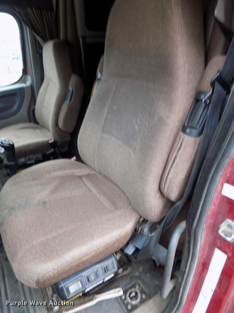 image for item H1469 2012 Freightliner Cascadia  semi truck