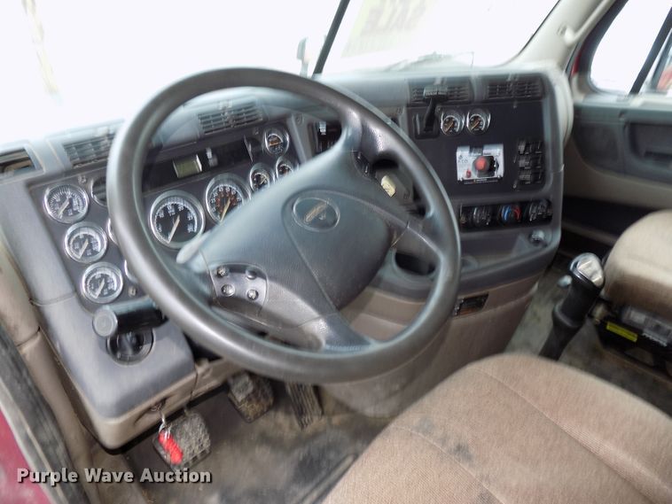 image for item H1469 2012 Freightliner Cascadia  semi truck