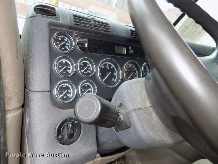 image for item H1469 2012 Freightliner Cascadia  semi truck