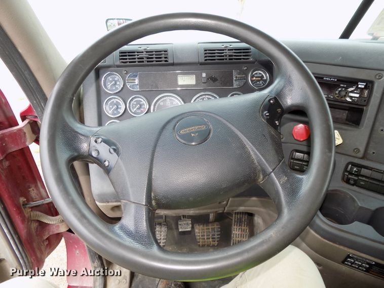 image for item H1469 2012 Freightliner Cascadia  semi truck