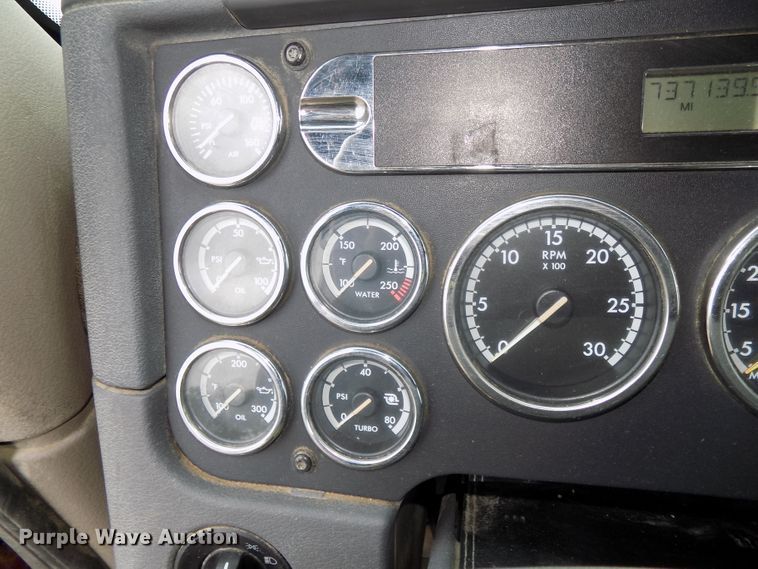 image for item H1469 2012 Freightliner Cascadia  semi truck