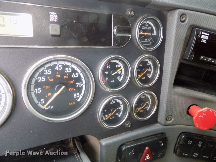 image for item H1469 2012 Freightliner Cascadia  semi truck