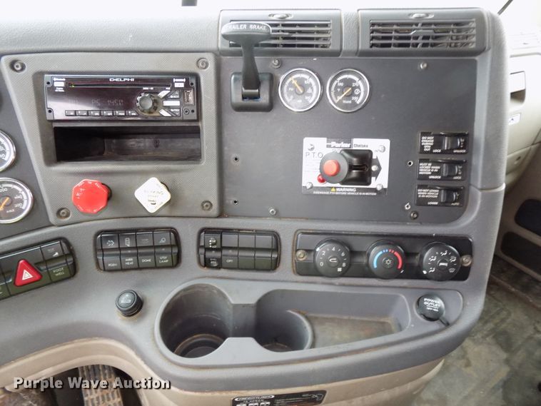 image for item H1469 2012 Freightliner Cascadia  semi truck