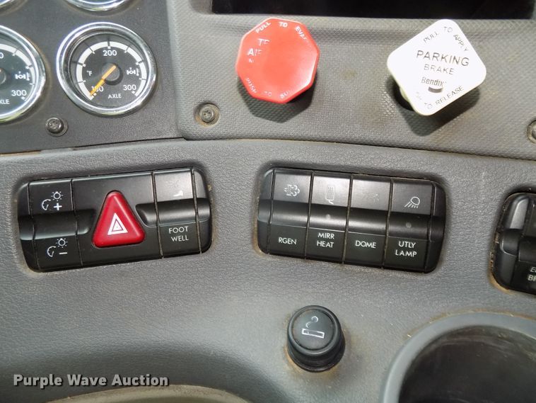 image for item H1469 2012 Freightliner Cascadia  semi truck