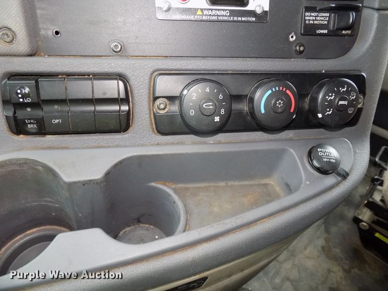 image for item H1469 2012 Freightliner Cascadia  semi truck