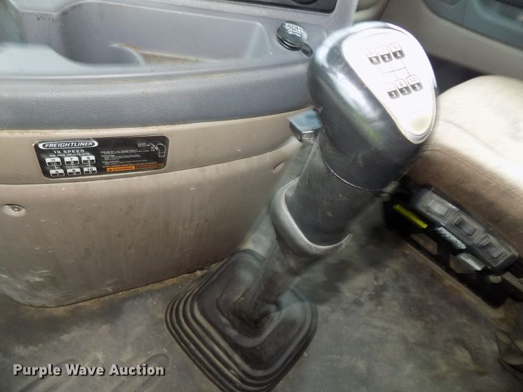 image for item H1469 2012 Freightliner Cascadia  semi truck