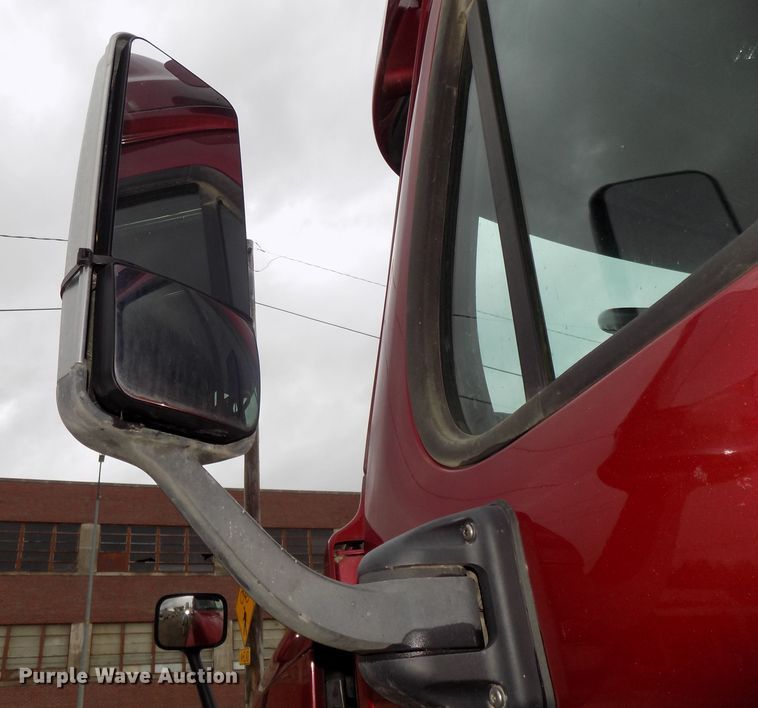 image for item H1469 2012 Freightliner Cascadia  semi truck