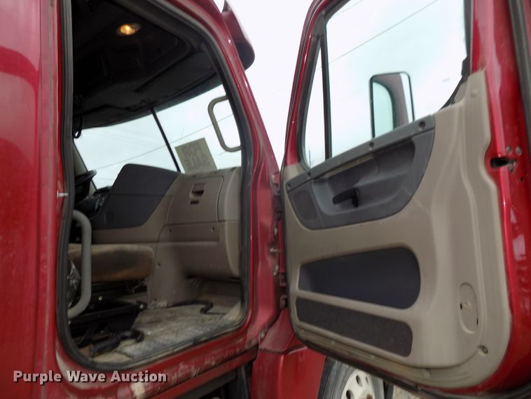 image for item H1469 2012 Freightliner Cascadia  semi truck